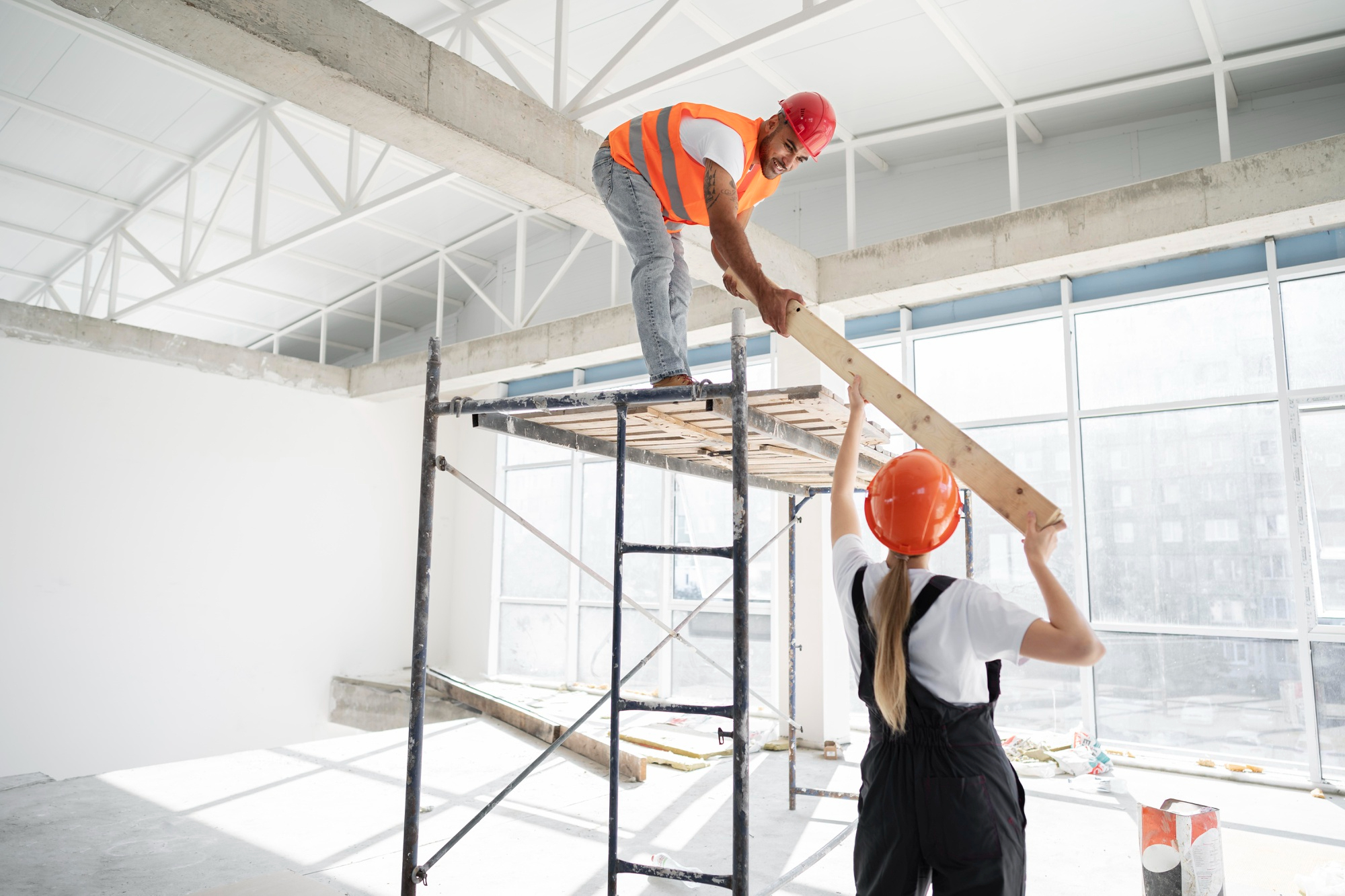 Location de matériel BTP pour travaux en intérieur avec échafaudage de chantier
