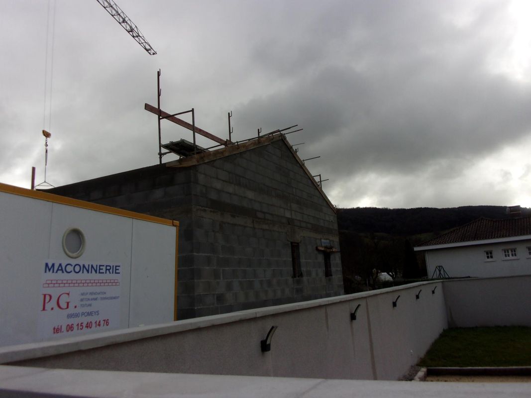 Entreprise de maçonnerie à Pomeys réalisant la construction d’une maison en parpaings